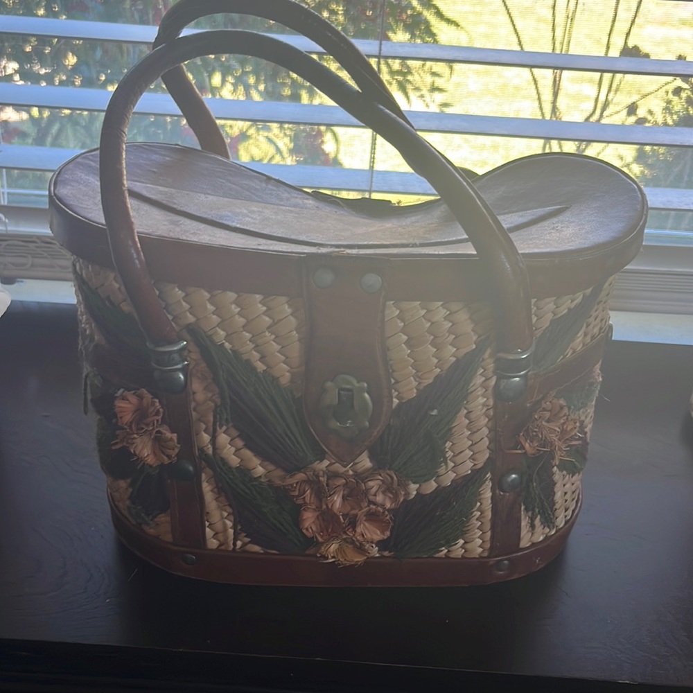 Vintage straw bag with flowers and latch